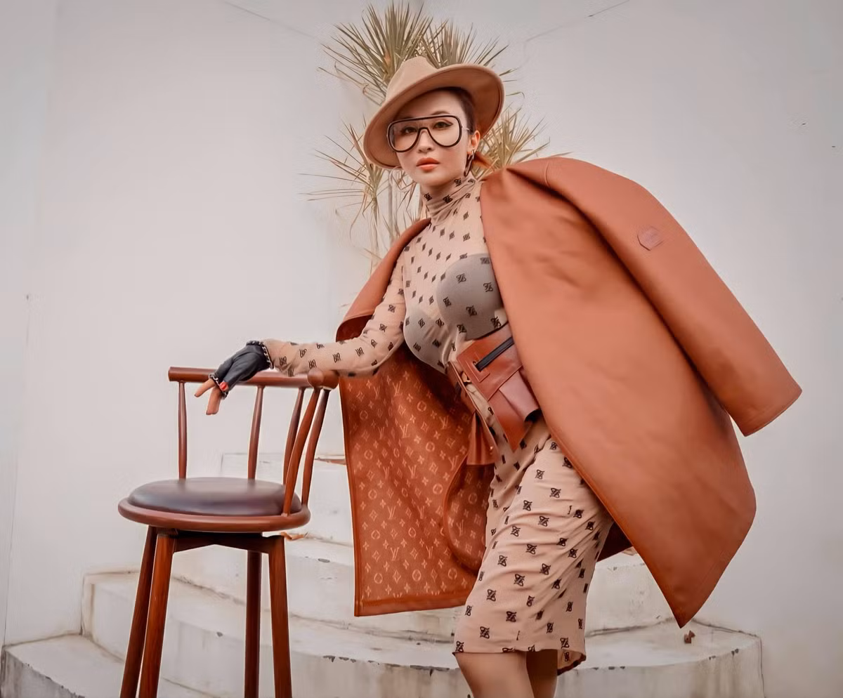 Mina Phạm đã lựa chọn mặc váy xuyên thấu, chọn áo ngực màu đen, thu hút mọi ánh nhìn, tạo dáng vô cùng nghệ thuật.