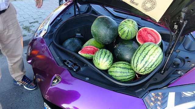 Một người đàn ông Iran đã dùng chính siêu xe có giá 672.000 USD (hơn 16 tỷ đồng) của mình để đi bán rong dưa hấu trên đường phố Thổ Nhĩ Kỳ.