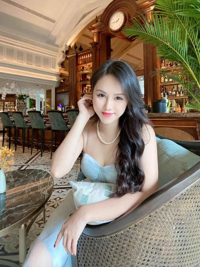 Chẳng những có diện mạo xinh đẹp, cô còn có thân chỉnh chuẩn, nhiều đường cong khiến hội chị em cũng chết mê chết mệt.