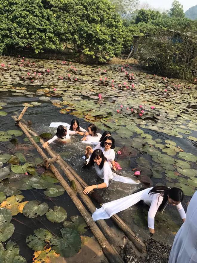 Loạt ảnh mải mê tạo dã mà ngã nhào xuống hồ sau đây chính là minh chứng rõ rệt nhất của việc chụp ảnh không phải một công việc đơn giản.