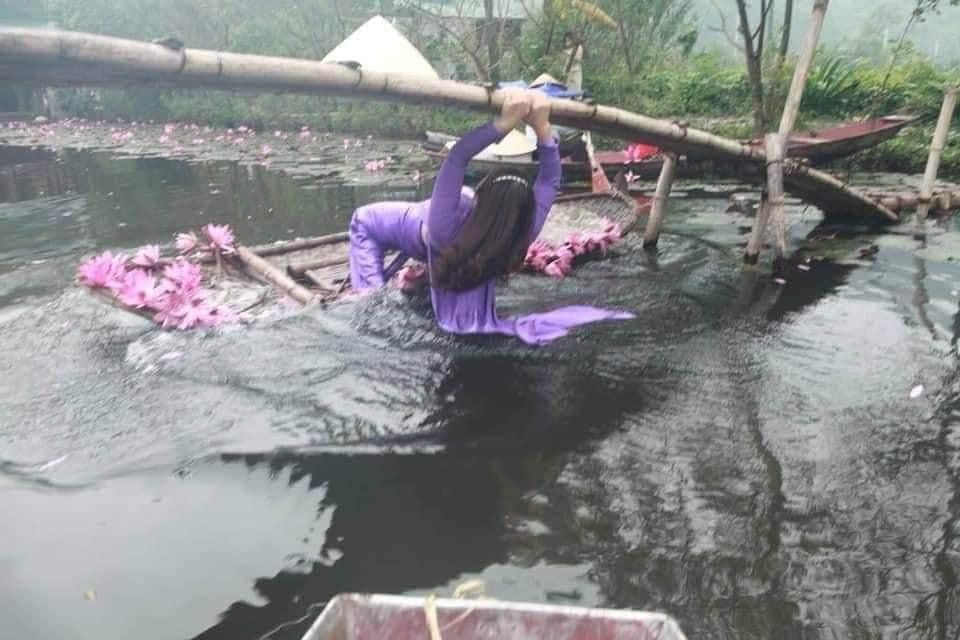 Với màn ngã kiểu "bá đạo" thế này thì chắc lần sau không ai dám cho cô nàng này đi thuyền hoa chụp ảnh nữa.