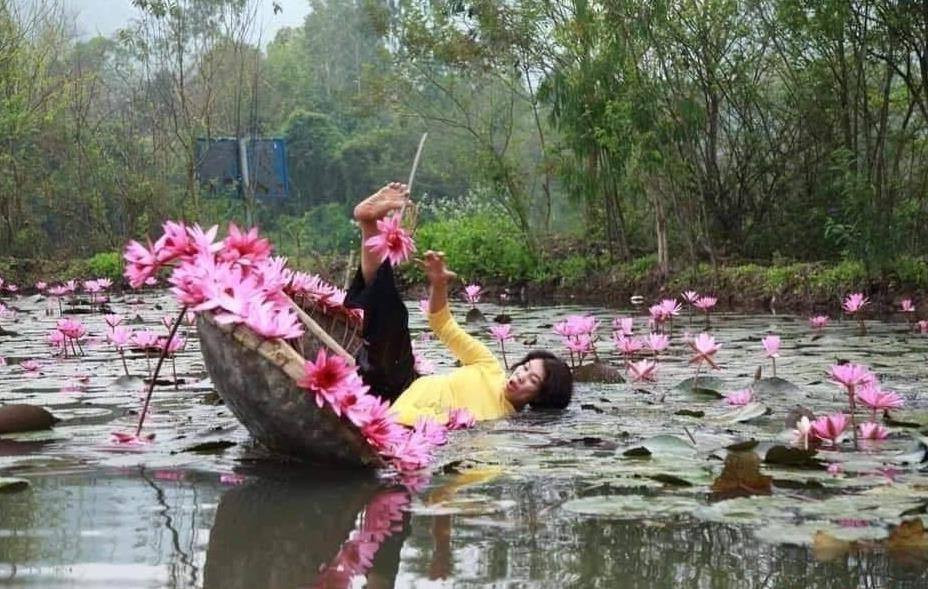 bức ảnh một phụ nữ đứng tuổi đang hăng say tạo dáng trên chiếc thuyền giữa hồ bỗng dưng bổ nhào khiến người xem vừa thương vừa buồn cười.