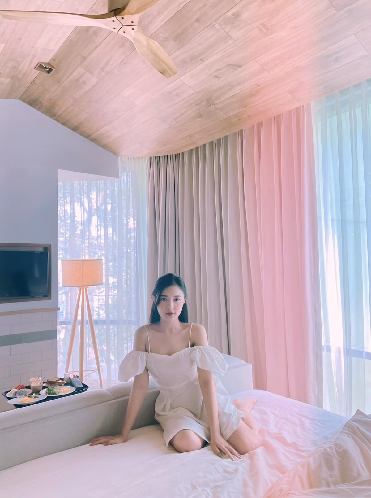 Phong cách thời trang ngoài đời của cô nhận được khen ngợi vì vẻ hiện đại, thanh lịch, không kém phần quyến rũ.