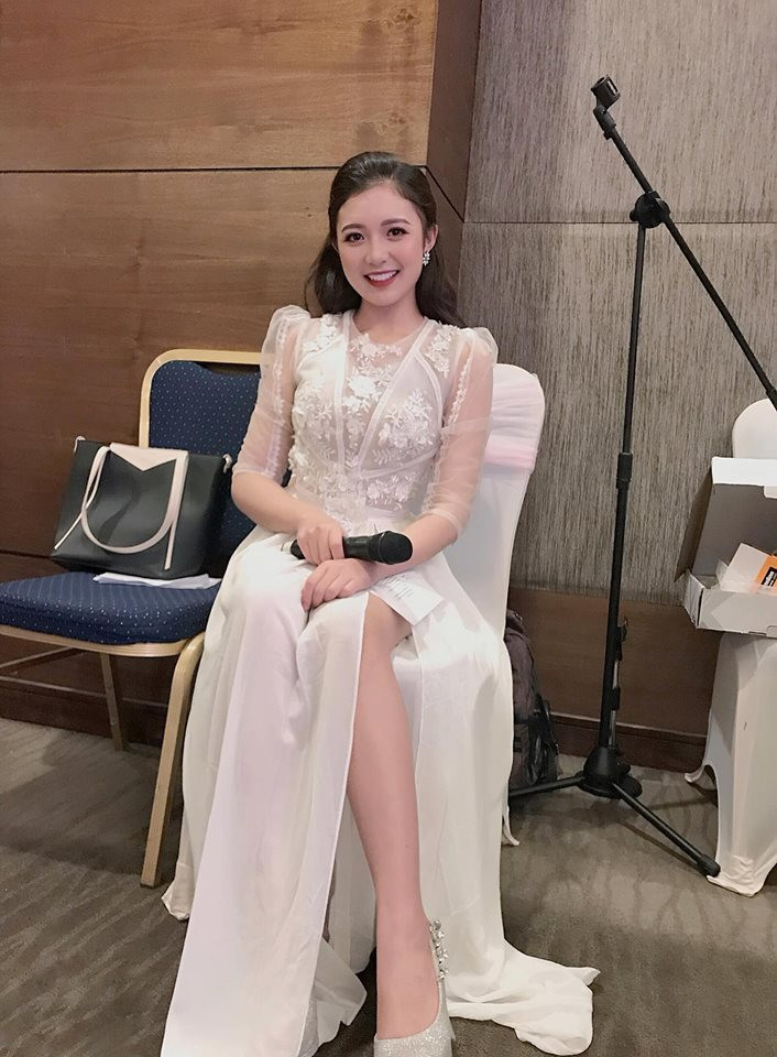 Nụ cười tươi giúp cô gái 24 tuổi càng được khán giả yêu mến. Ảnh: Tổng hợp