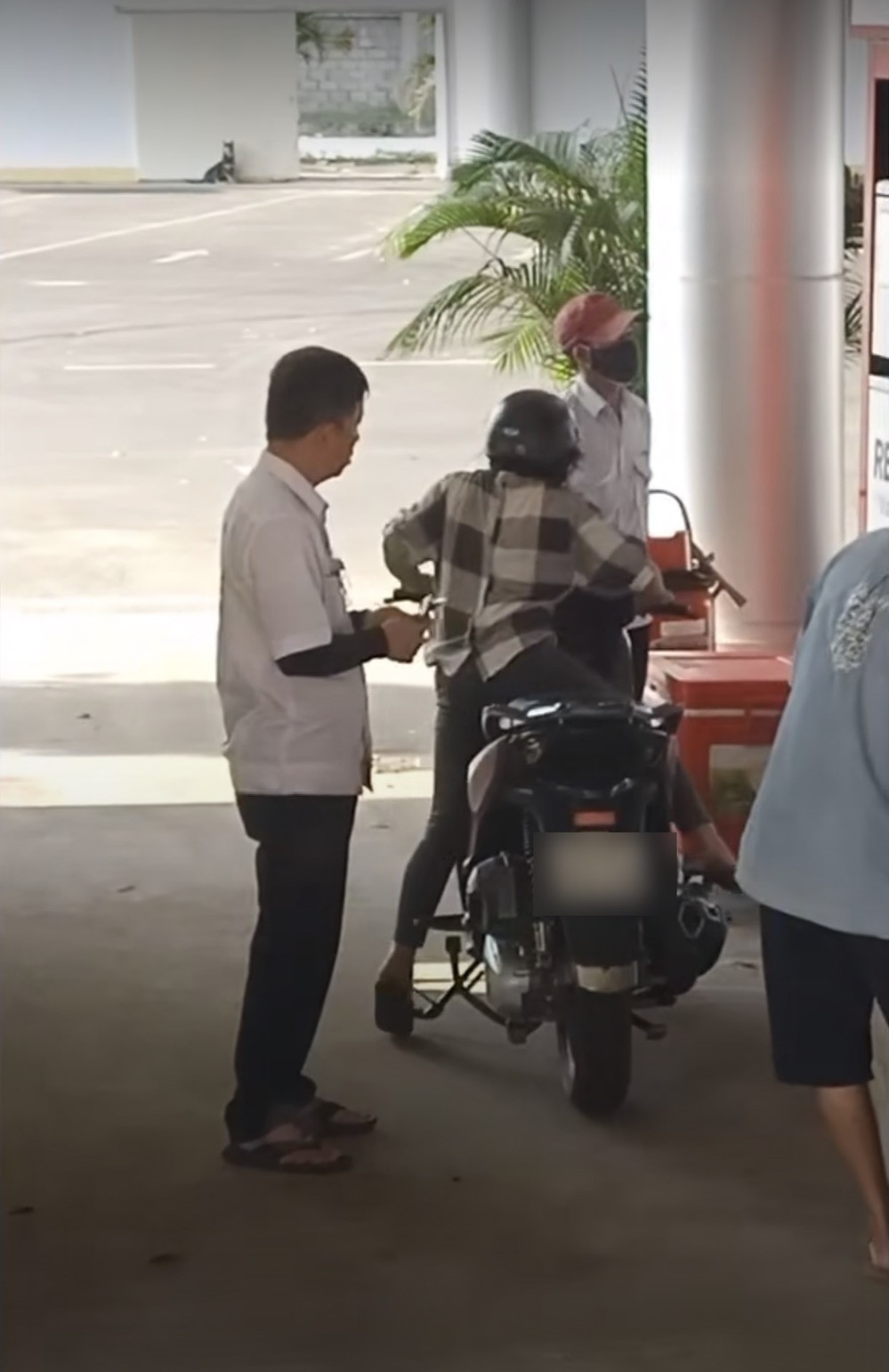 Trong cái khó ló cái khôn, nhiều cô gái chiều cao khiêm tốn đã tìm được những cách khác nhau để thuần phục những chiếc xe máy hầm hố khiến người nhìn chỉ có thể gật đầu thán phục.