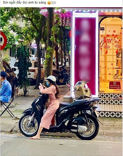 Chiếc xe SH thuộc vào hàng cao và to thì cô gái này chỉ có thể chớm tựa vào phần đệm ngồi và phải xoạc chân ra mới có thể giữ được thăng bằng.