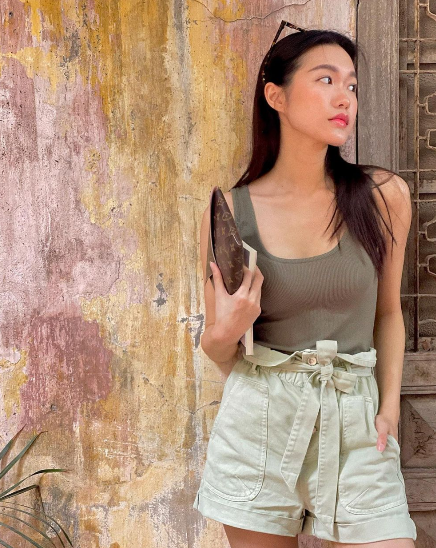 Bức ảnh nhận về nhiều lượt thích chỉ sau vài giờ đăng tải. Netizen liên tục trầm trồ bởi nhan sắc trẻ trung, xinh đẹp cùng hình thể gợi cảm của nữ sinh Đại học Luật Hà Nội.