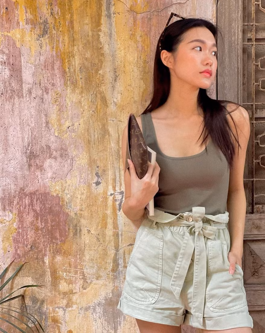 Bức ảnh nhận về nhiều lượt thích chỉ sau vài giờ đăng tải. Netizen liên tục trầm trồ bởi nhan sắc trẻ trung, xinh đẹp cùng hình thể gợi cảm của nữ sinh Đại học Luật Hà Nội.