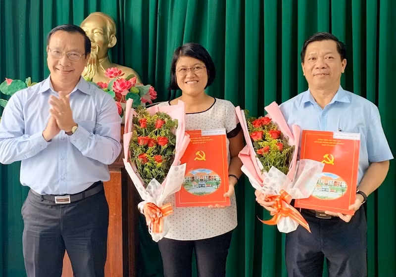  Ông Nguyễn Thành Tuấn - Bí thư Quận ủy Quận 8 (bìa trái). Ông Tuấn sinh năm 1970. Trình đô Cử nhân kinh tế ngành quản trị kinh doanh, cử nhân Luật, cao cấp lý luận chính trị.