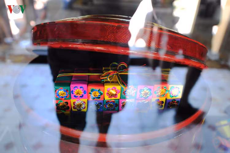 Ẩm thực cung đình Huế từ lâu đã được biết đến như một kho tàng những món ăn tinh tế và sang trọng. Tuy vậy theo biến đổi thời cuộc, nhiều món ăn đã đi vào quên lãng.