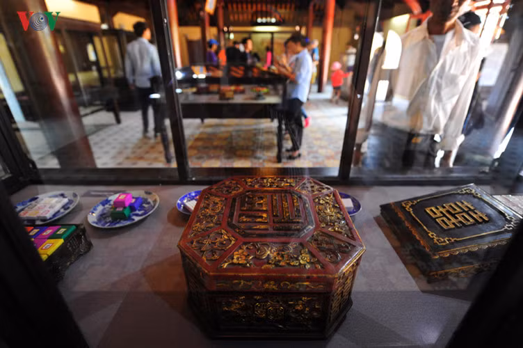 Bánh kê là loại bánh chay có nhân đậu xanh, đậu khuôn (đậu phụ) và nấm hương. Vỏ bánh làm từ kê vàng đúng mùa của Huế rất dẻo và thơm...