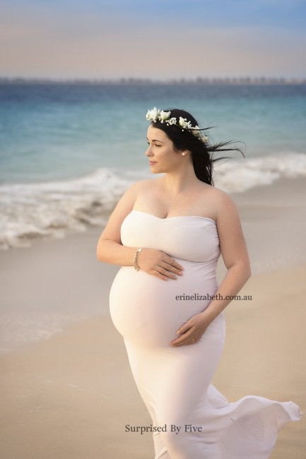 Trước đó, khi mang thai được 24 tuần tuổi, bà mẹ trẻ đã đặt hàng nhiếp ảnh gia Úc Erin Elizabeth Hoskins cho một bộ ảnh ký niệm thai kỳ đang nhớ trên bãi biển thơ mộng.