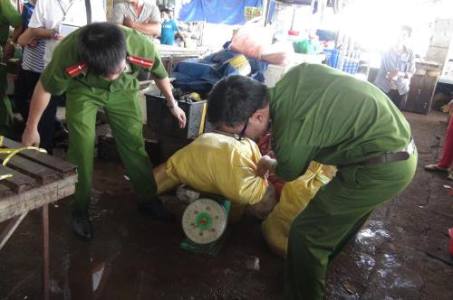 Hàng trăm kg thịt bẩn bốc mùi hôi thối phát hiện tại trung tâm thương mại Phước Bình. Ảnh: Đậu Tất Thành - TTXVN.