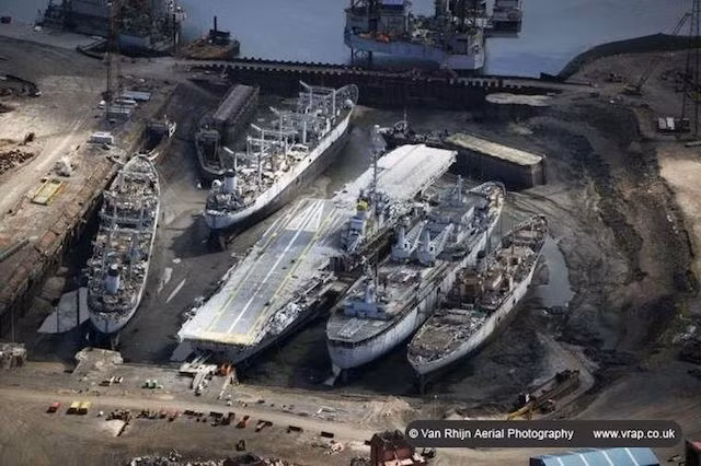 Anh. Vương quốc Anh có sức mạnh quân sự thứ hai ở châu Âu với 936 máy bay, 407 xe bọc thép và 10 tàu ngầm. Không có gì ngạc nhiên khi chi phí quân sự của Anh đạt mức 60.5 tỷ USD. Bên cạnh đó, họ đang có kế hoạch xây dựng tàu sân bay.