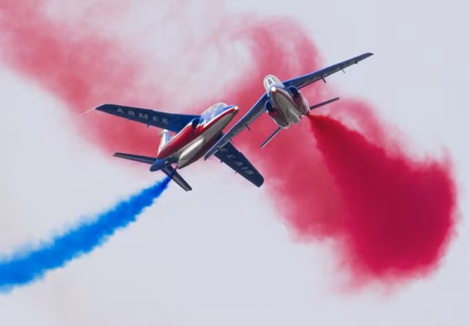 Pháp. Pháp có quân đội mạnh nhất ở châu Âu. Chi phí quân sự của Pháp không vượt qua 43 tỷ USD. Pháp sở hữu tàu sân bay nổi tiếng thế giới Charles de Gaulle và có 10 tàu ngầm, 423 xe bọc thép.