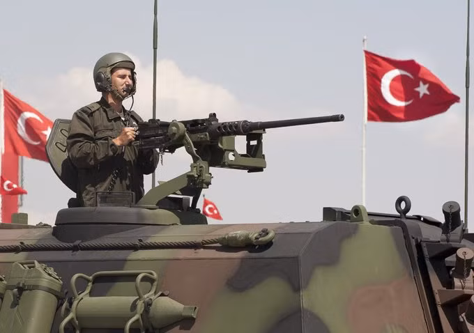 Thổ Nhĩ Kỳ. Quân đội Thổ Nhĩ Kỳ dù không có tàu sân bay, nhưng điều đó không ngăn được việc Thổ Nhĩ Kỳ vẫn lọt vào danh sách 10 nước có quân đội hùng mạnh nhất thế giới. Thổ Nhĩ Kỳ chỉ có 13 tàu ngầm, nhưng có đến 3.778 xe tăng và 1.020 máy bay. Chi phí quốc phòng của nước này đạt 18,2 tỷ USD.