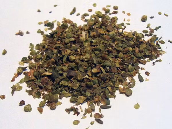 Oregano. Loại thảo mộc này thường được sử dụng như một loại gia vị trong các món ăn Ý, loại thảo dược này cũng có tác dụng giảm cao huyết áp vì nó rất giàu chất chống oxy hoa và chất béo omega-3. Nó có thể được thêm vào nhiều món ăn như pizza, trứng tráng và khoai tây chiên, hoặc bạn có thể nhận được những lợi ích sức khỏe từ dầu oregano.