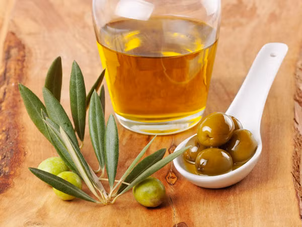 Lá oliu. Lá oliu có tác dụng chống viêm và kháng virus mạnh. Lá oliu có khả năng diệt khuẩn, vô hiệu hóa virus, nấm và rickettsia – vi khuẩn gây bệnh có trên bọ ve, bọ chét và chấy.