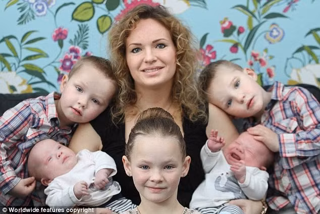 Theo Dailymail, trước khi quyết định thụ tinh nhân tạo, cặp vợ chồng này đã dành 3 năm để cố gắng thụ thai tự nhiên nhưng mọi nỗ lực của họ đều thất bại.