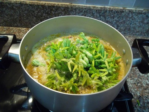 Khi nồi nước bắt đầu sôi, đổ gạch cua vào đun cùng, vặn nhỏ lửa, cua sẽ kết thành mảng. Nếu ta cứ để lửa to lúc nước sôi, cua sẽ vỡ vụn trông không ngon, chưa kể còn dễ làm nước canh trào ra ngoài. Sau khi thịt cua đã đóng mảng, thả hoa thiên lý vào, vặn lửa to lên một chút. Tra gia vị vừa miệng.