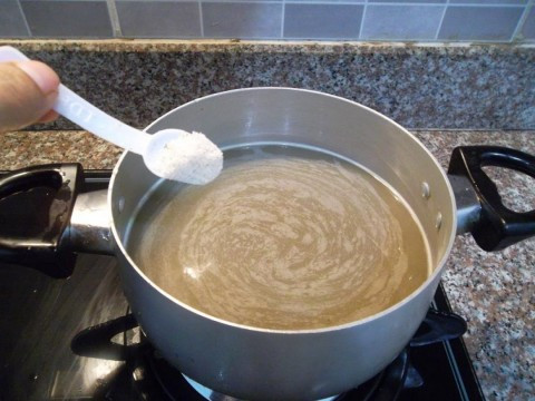 Chế biến. Bắc nồi nước cua lên bếp, để lửa to. Dùng đũa khuấy theo chiều kim đồng hồ để thịt cua không bị lắng xuống đáy nồi, cho đến khi nước cua chuyển sang màu đục.