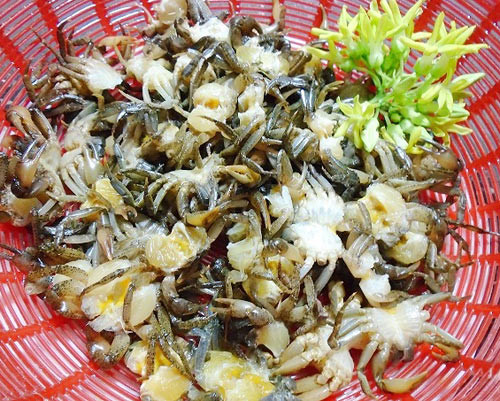 Nguyên liệu cho món canh thiên lý nấu cua gồm: 300 g cua đồng, 200 g hoa thiên lý, 600 ml nước, gia vị gồm muối, bột canh, mì chính.