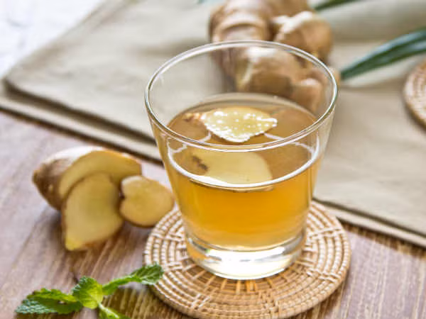 Gừng. Gừng được biết đến là phương thuốc tự nhiên giúp trị nhiều loại bệnh như đau đầu, bong gân hay đau răng. Với đặc tính kháng khuẩn tự nhiên của nó cũng giúp giảm đau khi mọc răng khôn một cách hiệu quả.