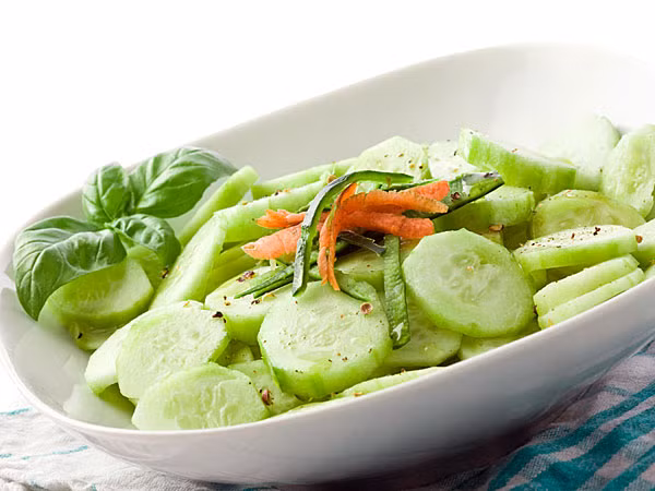 Dưa leo. Dưa leo được biết đến với đặc tính làm mát có tác dụng giảm đau khi mọc răng khôn tự nhiên.