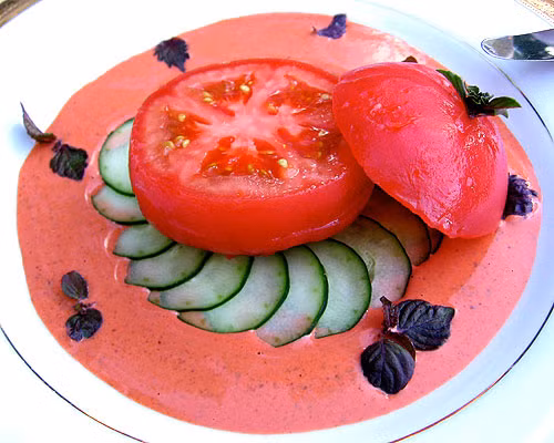 Trong một lần ghé qua nhàng hàng này gần đây, Tổng thống Obama và phu nhân đã đặt trước món khai vị là bánh hải sản, súp cà chua lạnh với phô mai kiểu Hawaii, gan ngỗng và bánh sandwich thịt lợn Kalua, tôm hùm lasagna, cá nướng gừng. Trong hình là món úp cà chua lạnh với phô mai kiểu Hawaii.