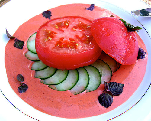 Trong một lần ghé qua nhàng hàng này gần đây, Tổng thống Obama và phu nhân đã đặt trước món khai vị là bánh hải sản, súp cà chua lạnh với phô mai kiểu Hawaii, gan ngỗng và bánh sandwich thịt lợn Kalua, tôm hùm lasagna, cá nướng gừng. Trong hình là món úp cà chua lạnh với phô mai kiểu Hawaii.