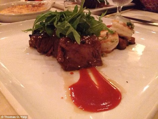 Alan Wong chia sẻ, món ăn yêu thích của Tổng thống Obama mỗi lần tới đây là món sườn nướng om đậu nành quen thuộc nấu chín nhừ.