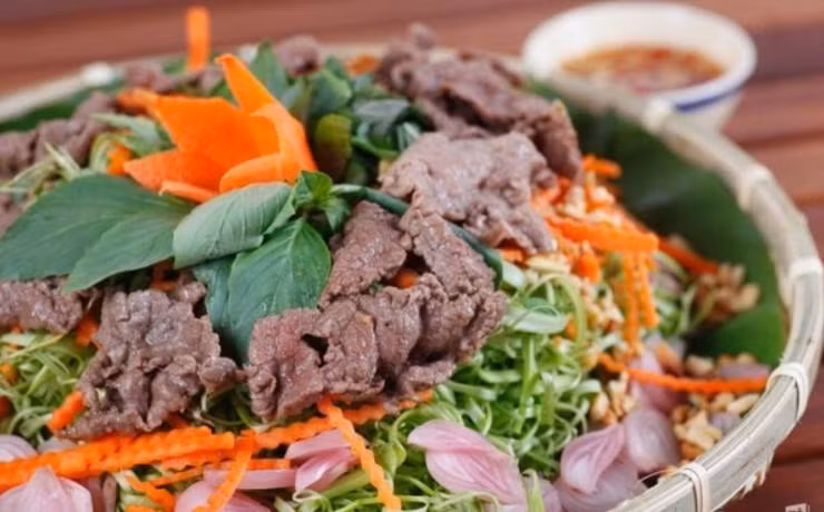 Rau muống chẻ và hành tây sau khi ngâm nước thì vớt ra để ráo. Cuối cùng trộn rau muống, hành tây, rau thơm các thứ với 1 phần nước gỏi, nếm lại lần nữa coi vừa miệng không. Sau đó trút ra dĩa, xếp thịt bò lên trên rồi rưới phần nước mắm trộn gỏi còn lại vào. Cuối cùng rắc đậu phộng rang sơ lên. Trộn đều trước khi ăn.