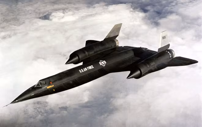 RB-12 là mẫu máy bay do thám tốc độ Mach 3 (3.672 km/h) do tập đoàn Lockheed chế tạo. Máy bay được chế tạo để xâm nhập không phận Liên Xô ở tốc độ cao nhằm tiến hành các hoạt động do thám. RB-12 được giới thiệu vào năm 1967 và hủy bỏ vào năm 1968. Phần lớn công nghệ ứng dụng trên RB-12 được sử dụng để chế tạo máy bay trinh sát nhanh nhất thế giới SR-71 Blackbird. Ảnh: USAF