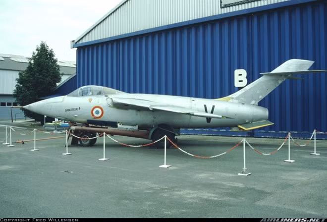 Sud-Est SE.5000 là ý tưởng máy bay cất cánh bằng xe đẩy độc đáo do Pháp chế tạo. Máy bay không có bánh như thông thường, người ta đặt máy bay trên một xe đẩy để cất và hạ cánh. Tuy nhiên, ý tưởng này nhanh chóng bộc lộ nhiều bất ổn và dự án bị hủy bỏ vào năm 1954. Ảnh: Airliner