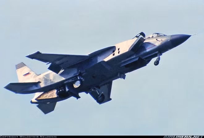 Yakovlev Yak-43 là mẫu thử nghiệm máy bay cất hạ cánh thẳng đứng do Yakovlev, Liên Xô chế tạo vào những năm 1980. Máy bay sử dụng một động cơ phản lực với vòi phun có thể di chuyển cùng 2 động cơ nâng dọc ở trong thân. Dự án khi đó không nhận được sự quan tâm của quân đội Liên Xô. Có thông tin cho rằng, Lockheed Martin đã mua lại thiết kế Yak-43 để phát triển phiên bản F-35B. Ảnh: Airliners