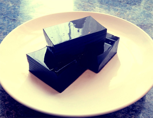 Thạch đen. Món ăn mùa hè này được bày bán rộng rãi ở bất cứ khu chợ nào, tuy nhiên việc chế biến loại thạch này được làm hoàn toàn thủ công với chất lượng rất khó kiểm soát.