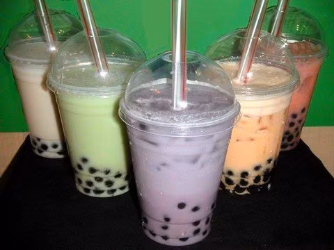 Trà sữa trân châu. Các cơ sở sản xuất trân châu thường sản xuất theo kiểu thủ công, nguyên liệu không được che đậy, trân châu thành phẩm phơi trên nền đất. Do nhu cầu ngày một phong phú của giới trẻ, các chủ quán còn nhập thêm các hương liệu không rõ nhãn mác và thuê các chủ sản xuất trân châu thêm vào thành phần làm trân châu như hương sâm dứa, hương nho, hương dâu...