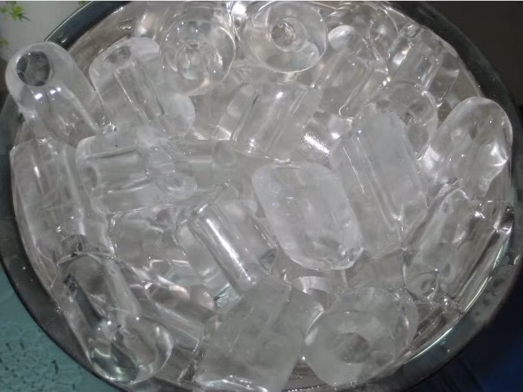 Nước đá. Chất lượng các loại nước đá trôi nổi trên thị trường vẫn là câu trả lời bị bỏ ngỏ. Thời tiết ngày một nóng bức, nhu cầu giải khát của người dân tăng cao, các chủ tiệm giải khát chủ yếu nhập loại túi đá 5kg với giá rất rẻ để sử dụng.