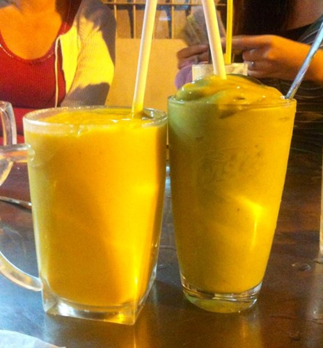 Sinh tố hoa quả. Để che giấu mùi hoa quả hỏng, các chủ hàng không ngần ngại pha thêm nhiều vị sữa, siro hoặc trộn một vài loại hoa quả tươi vào thành phẩm.