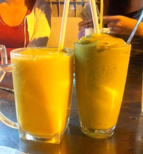 Sinh tố hoa quả. Để che giấu mùi hoa quả hỏng, các chủ hàng không ngần ngại pha thêm nhiều vị sữa, siro hoặc trộn một vài loại hoa quả tươi vào thành phẩm.