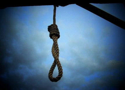 Cai nhau voi me, nu sinh lop 12 treo co tu tu