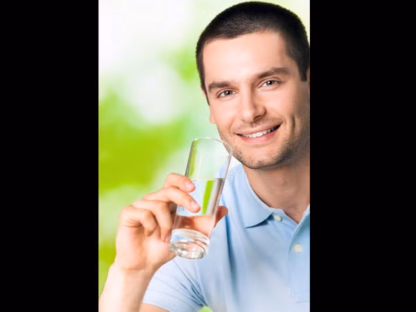 Uống thêm nước. Uống 8 ly nước mỗi ngày có thể giữ cho cơ thể bạn ngậm nước, đồng thời đây cũng là một trong những cách tự nhiên giúp cân bằng hormone.