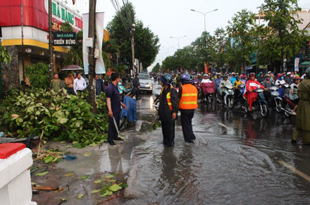 Bien Hoa: Mua lon ngap nang, ca tram hoc sinh mac ket-Hinh-5