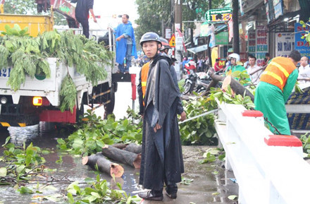 Bien Hoa: Mua lon ngap nang, ca tram hoc sinh mac ket-Hinh-6