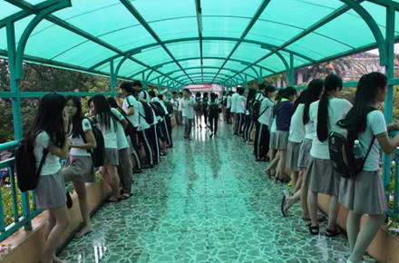 Bien Hoa: Mua lon ngap nang, ca tram hoc sinh mac ket-Hinh-3