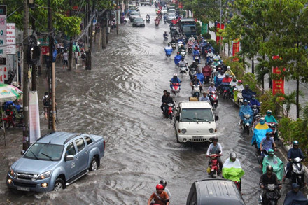 Bien Hoa: Mua lon ngap nang, ca tram hoc sinh mac ket-Hinh-8