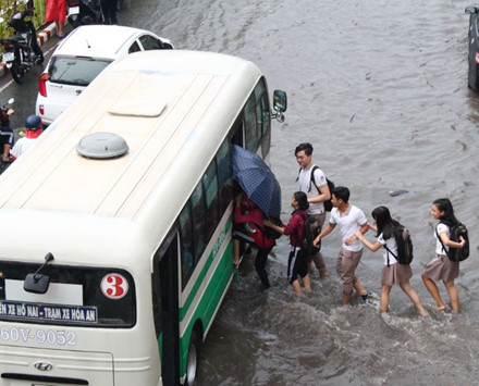 Bien Hoa: Mua lon ngap nang, ca tram hoc sinh mac ket-Hinh-7