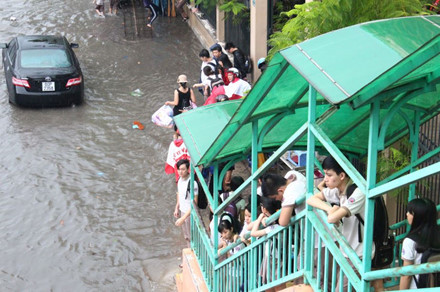 Bien Hoa: Mua lon ngap nang, ca tram hoc sinh mac ket-Hinh-2