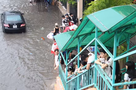 Bien Hoa: Mua lon ngap nang, ca tram hoc sinh mac ket-Hinh-2