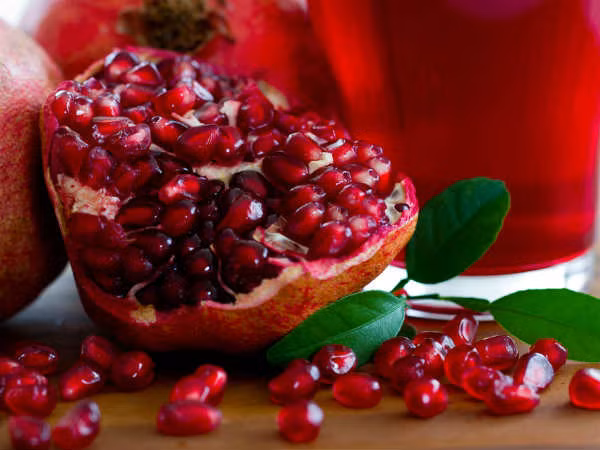 Lựu. Mỗi ngày ăn một quả lựu sẽ tăng cường khả năng chống nắng của cơ thể bạn thêm hơn 20% chỉ trong vòng 2 tháng. Các chất trong lựu giúp ngăn ngừa tác hại của các gốc tự do và giảm sự gia tăng nguy cơ cháy nắng.